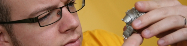 Une figurine à la main, mai 2009 Une figurine à la main